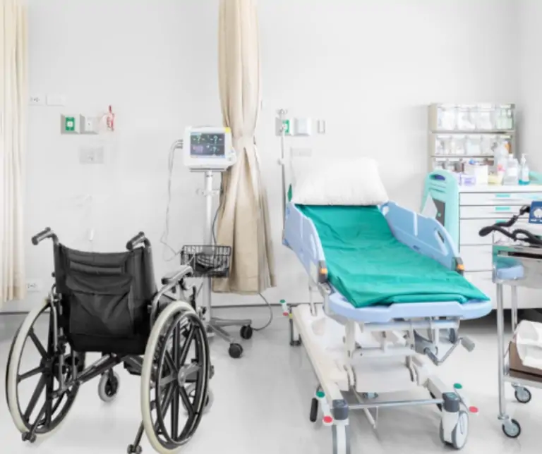 Hospital treatment beds using hydraulic lifts