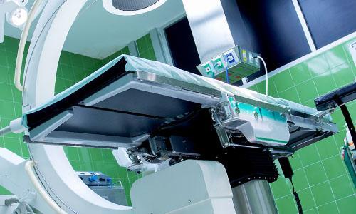 Operating theatre table using gas struts and dampers