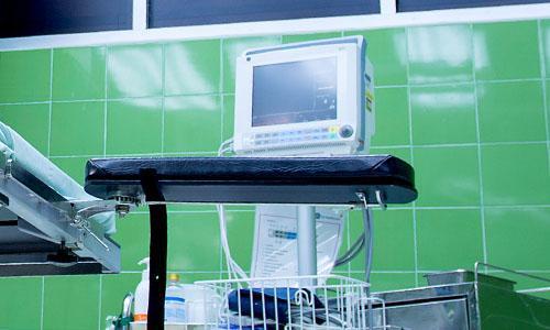 Operating theatre workstations using adjustable gas struts